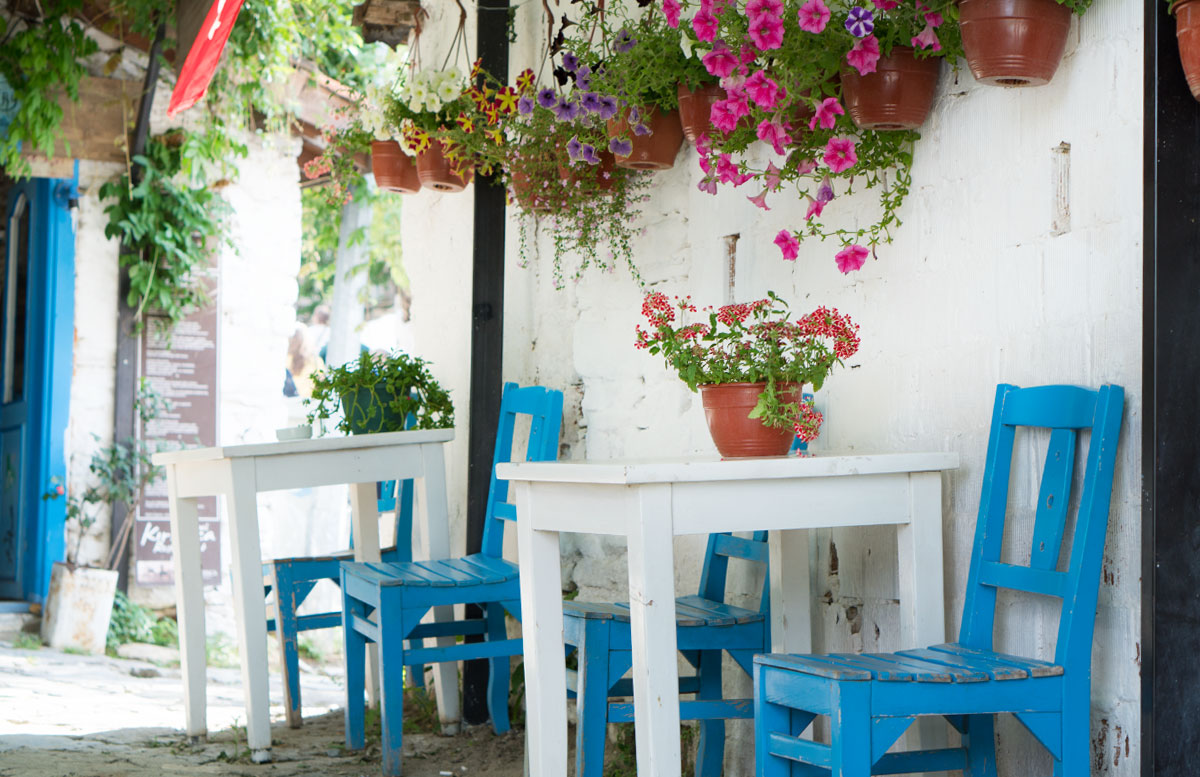 10 Ausflugtipps für Izmir, Türkei meer kaffee sirince blumenvase bänke