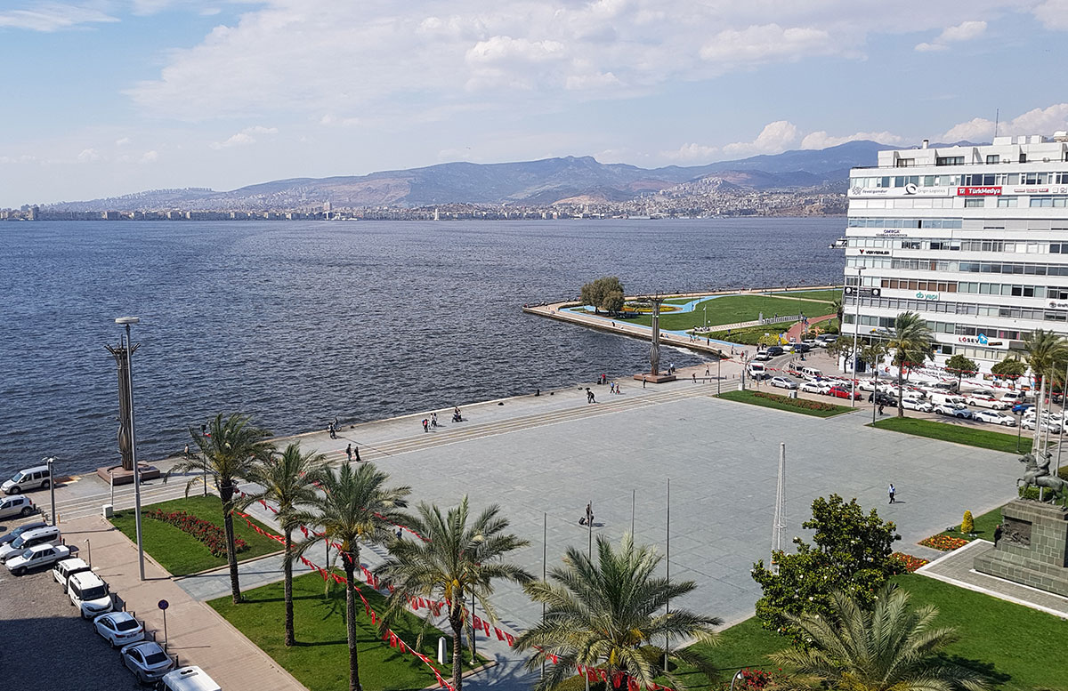 10-Dinge-die-man-unbedingt-in-Izmir-machen-muss-aussicht-meer-vom-dach