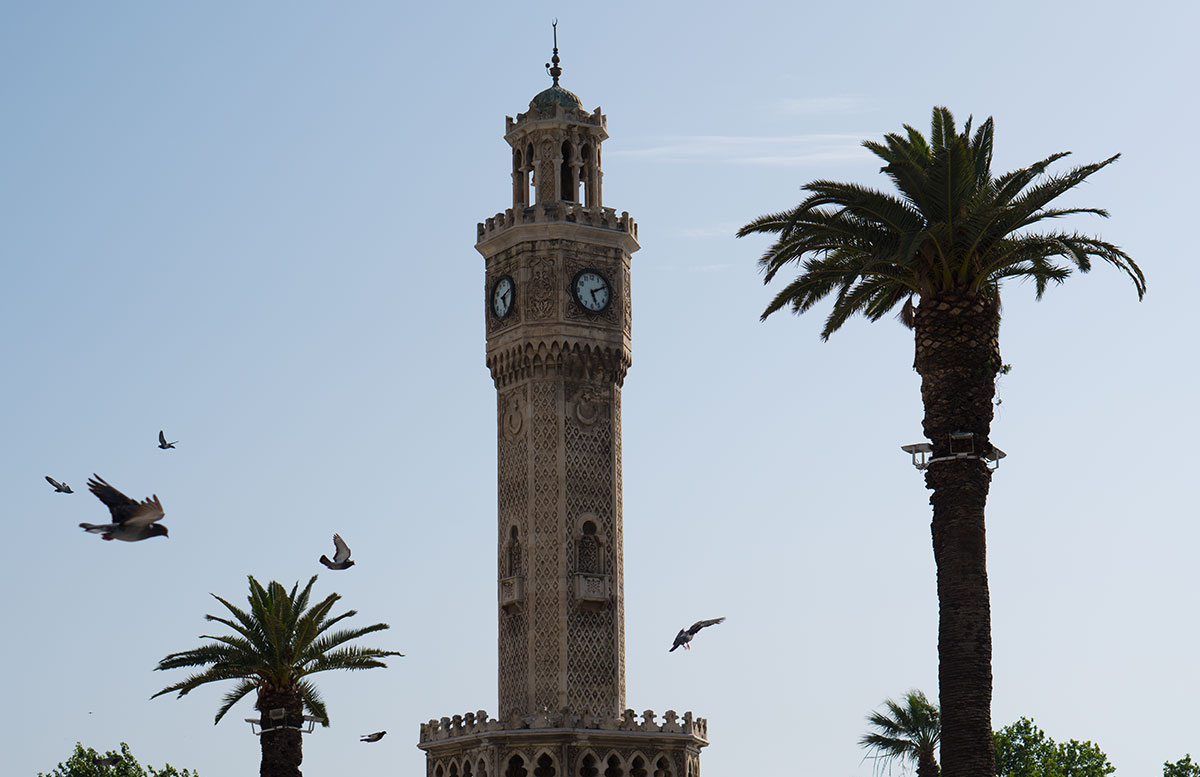 10 Ausflugtipps für Izmir, Türkei konac platz tauben füttern uhrturm
