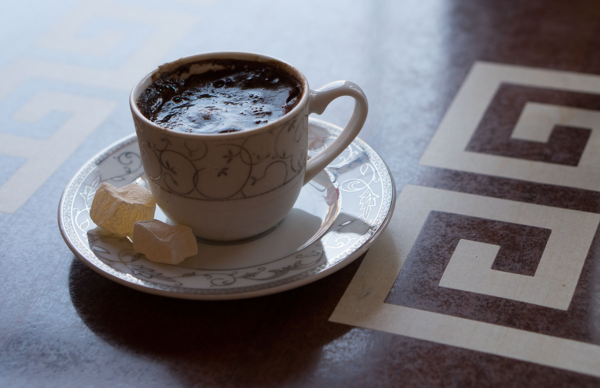 10 Ausflugtipps für Izmir, Türkei meer kaffee bazar bänke mokka 10-Dinge-die-man-unbedingt-in-Izmir-machen-muss-türkischer-mokka