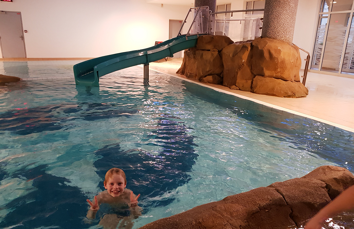 10 Tipps für das Disneyland Paris pool beim hotel.jpg