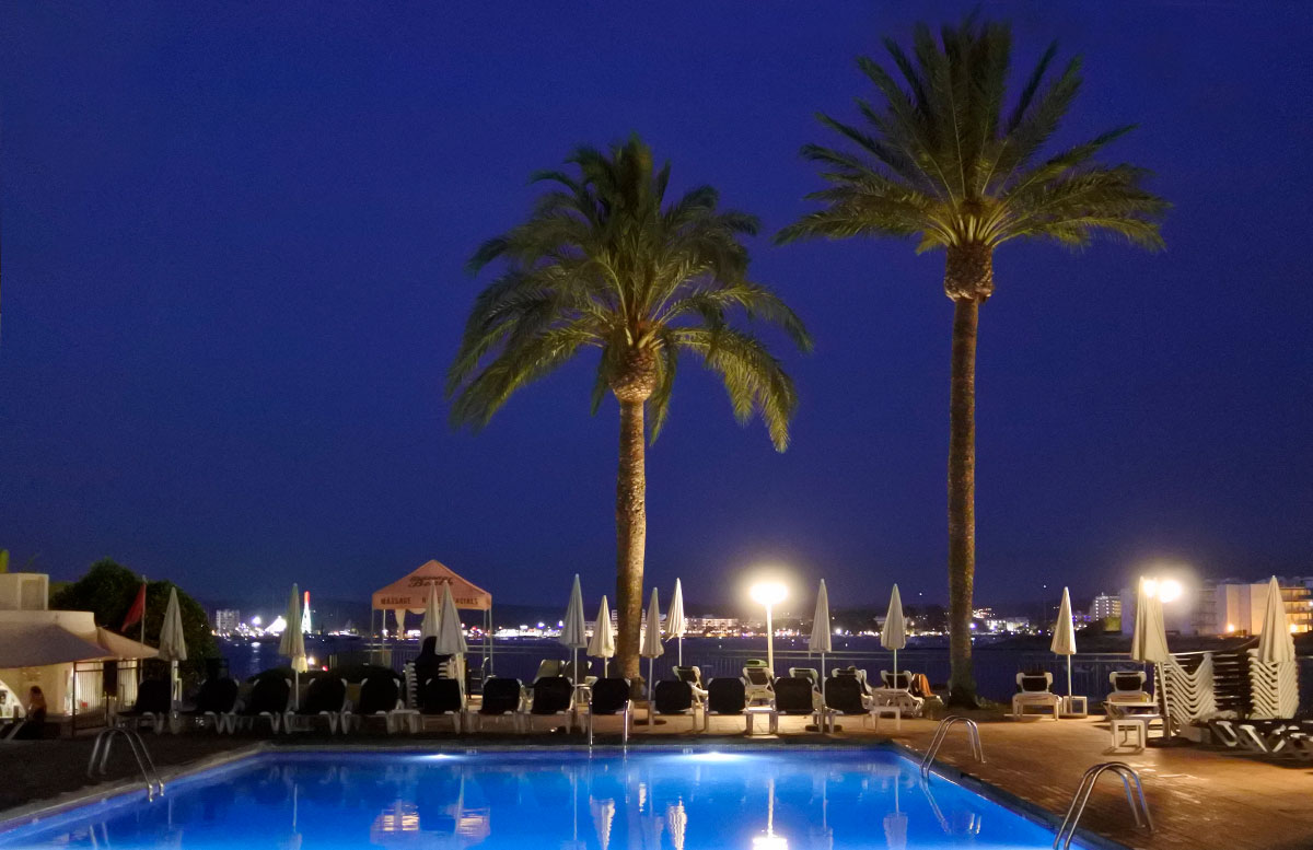 10-Tipps-für-den-Ibiza-Urlaub-mit-Kindern-hotel-palmen