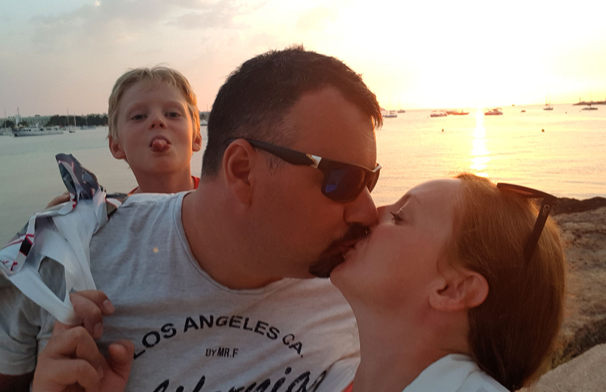 10-Tipps-für-den-Ibiza-Urlaub-mit-Kindern-kussfoto-mit-kind