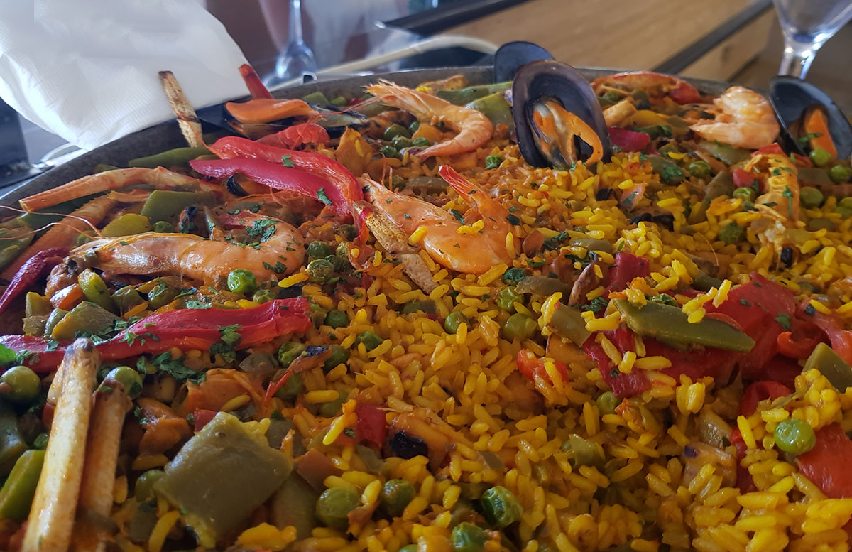 10-Tipps-für-den-Ibiza-Urlaub-mit-Kindern-paella-essen