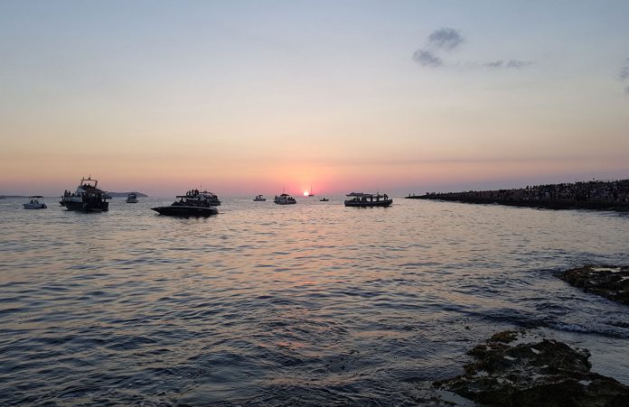 10-Tipps-für-den-Ibiza-Urlaub-mit-Kindern-sonnenuntergang-cafe-de-mar 10-Tipps-für-den-Ibiza-Urlaub-mit-Kindern-sonnenuntergang-cafe-de-mar