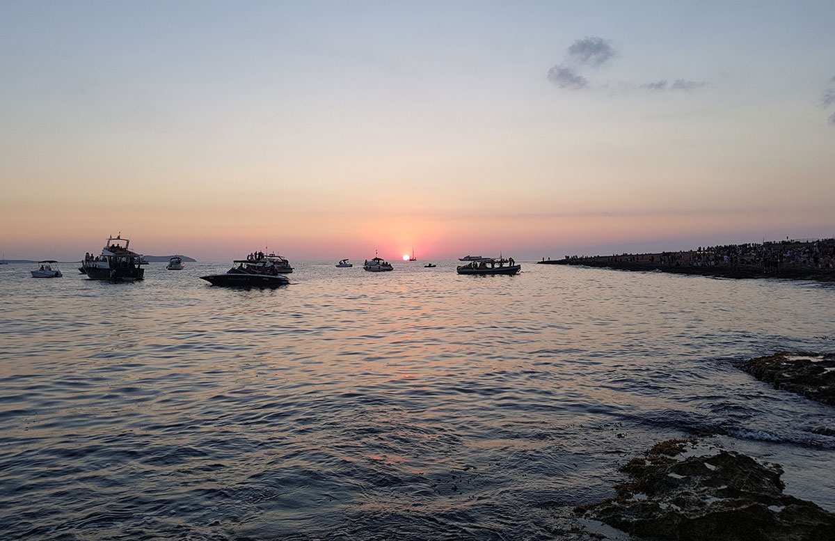 10-Tipps-für-den-Ibiza-Urlaub-mit-Kindern-sonnenuntergang-cafe-de-mar