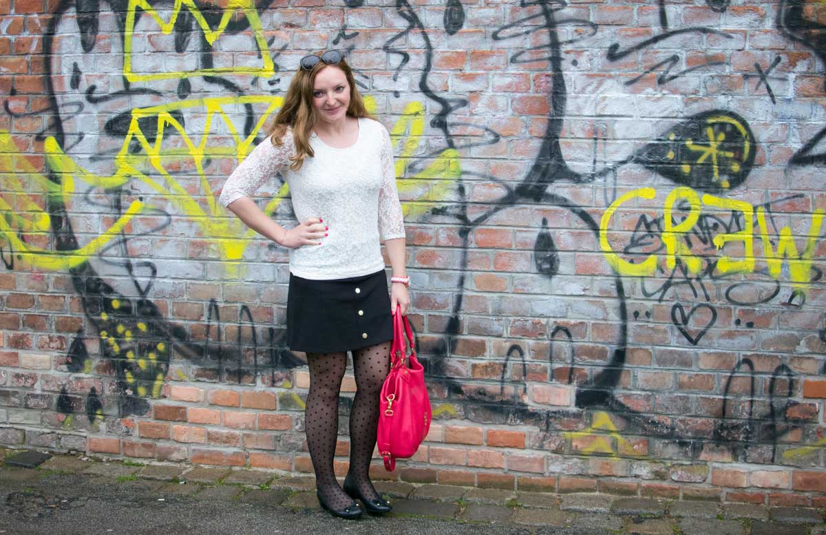 10 facts about me vicky stehend mit tasche blick nach vorne