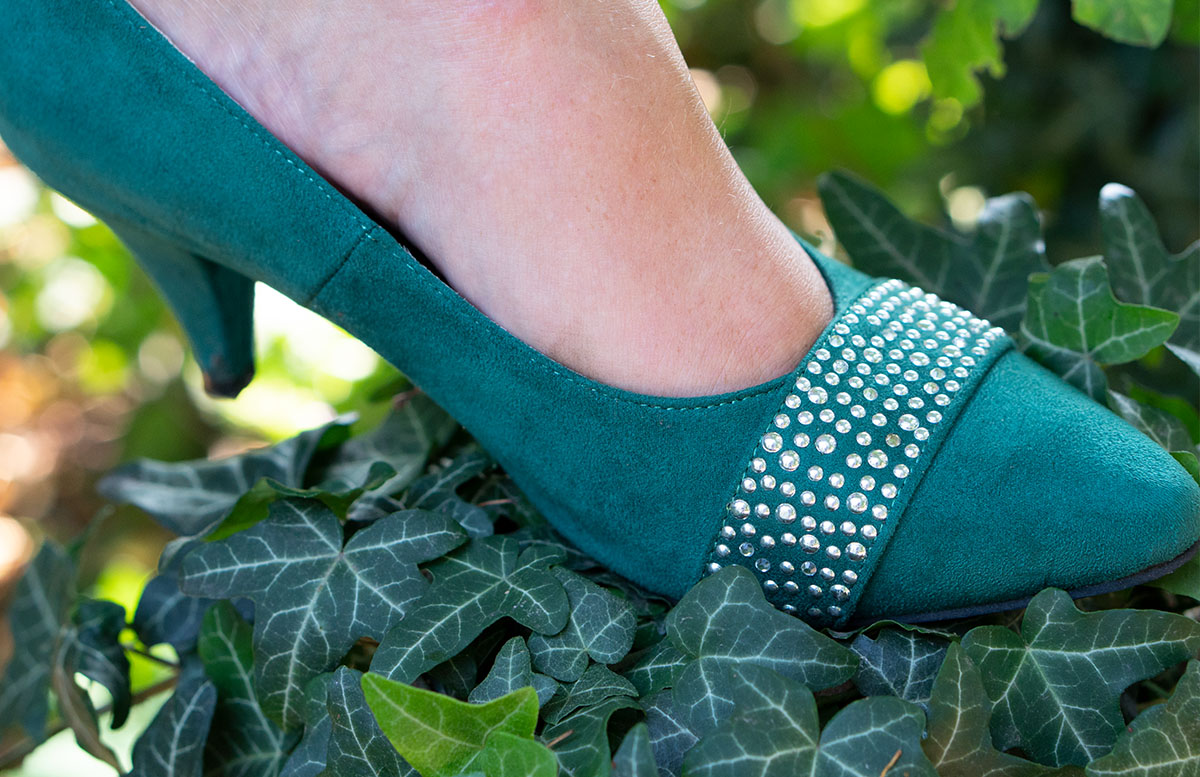 10 nützliche Tipps um die Hitze im Sommer zu ertragen schuhe wiese detail
