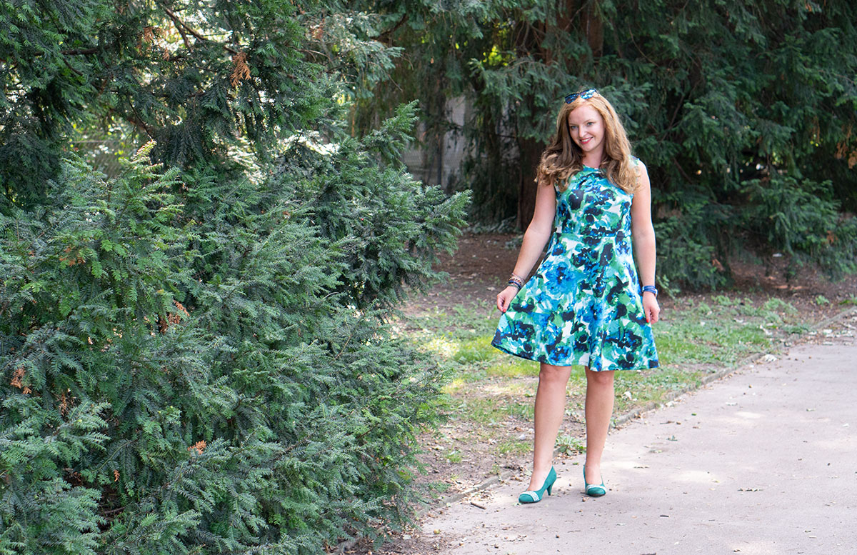 10 nützliche Tipps um die Hitze im Sommer zu ertragen schuhe bank sonnenblume kleid