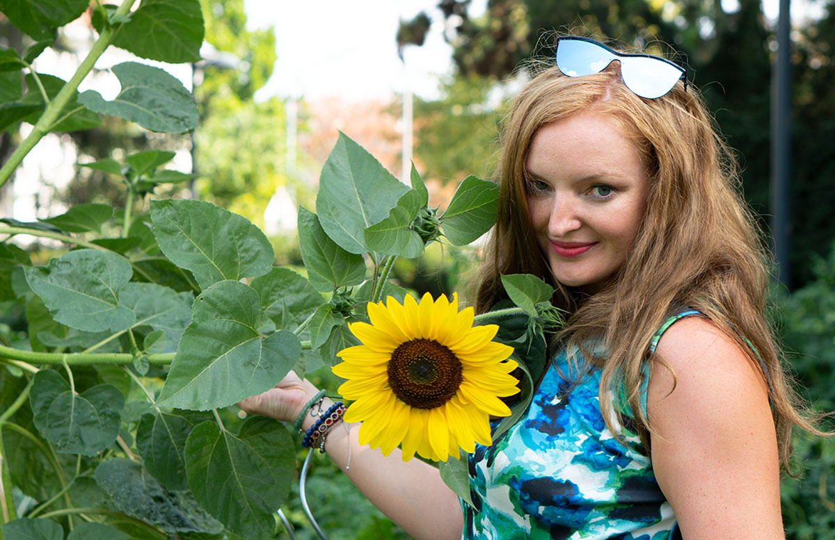 10 nützliche Tipps um die Hitze im Sommer zu ertragen schuhe bank sonnenblume kleid portrait