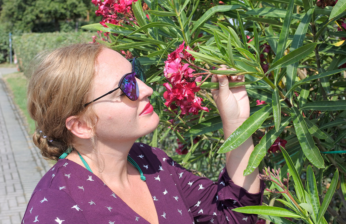 10-random-facts-about-me-und-Geburtstags-Outfit-blumen-riechen