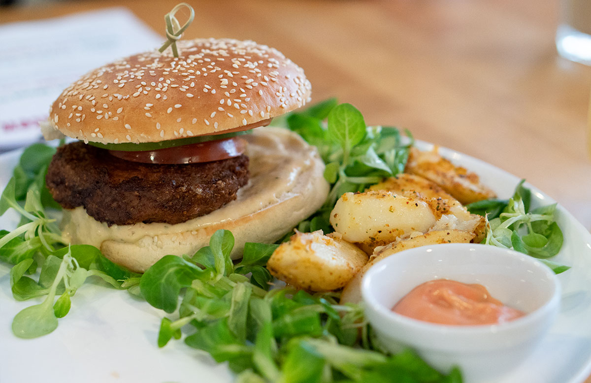 15-süße-Minuten-Wiener-Eiskrapfen-und-vegane-Schoko-Waffel-burger-beyond-meat