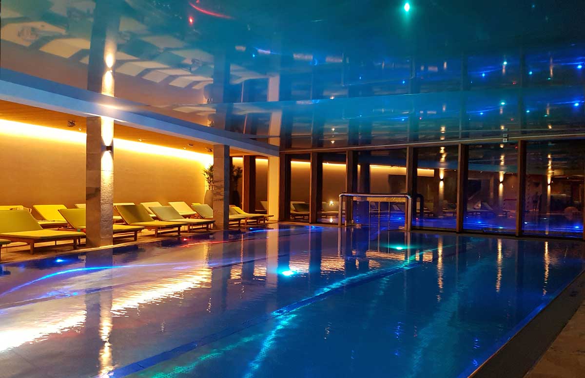 Leading-Family-Hotel-and-Resort-Dachsteinkönig-pool-bei-nacht