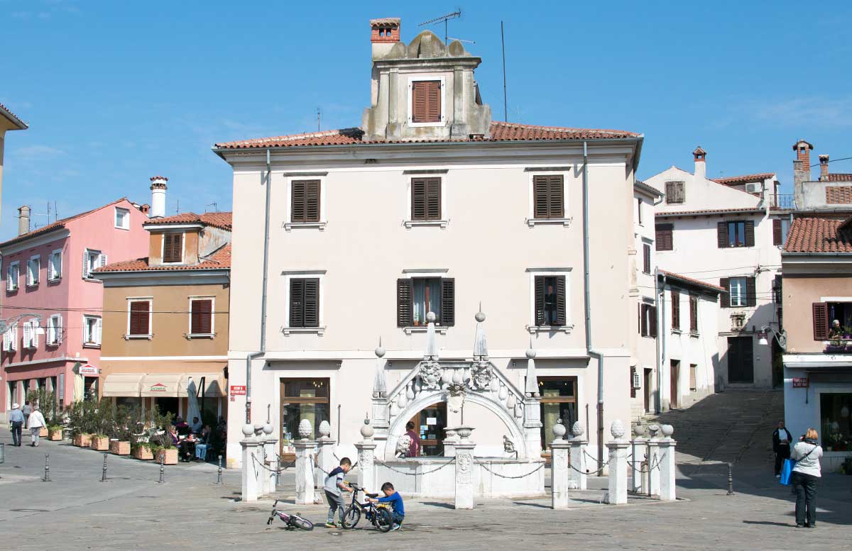 Ausflug-nach-Koper-und-Besuch-des-Hotel-Bernardin-carpaccio-platz-mit-alten-brunne