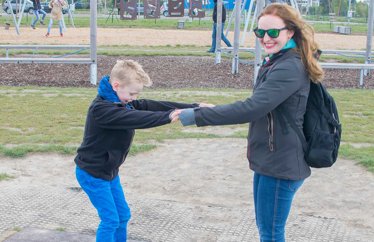 Outdoorfun-mit-Tkmaxx-im-Motorikpark-Wien-springen-mit-lenny