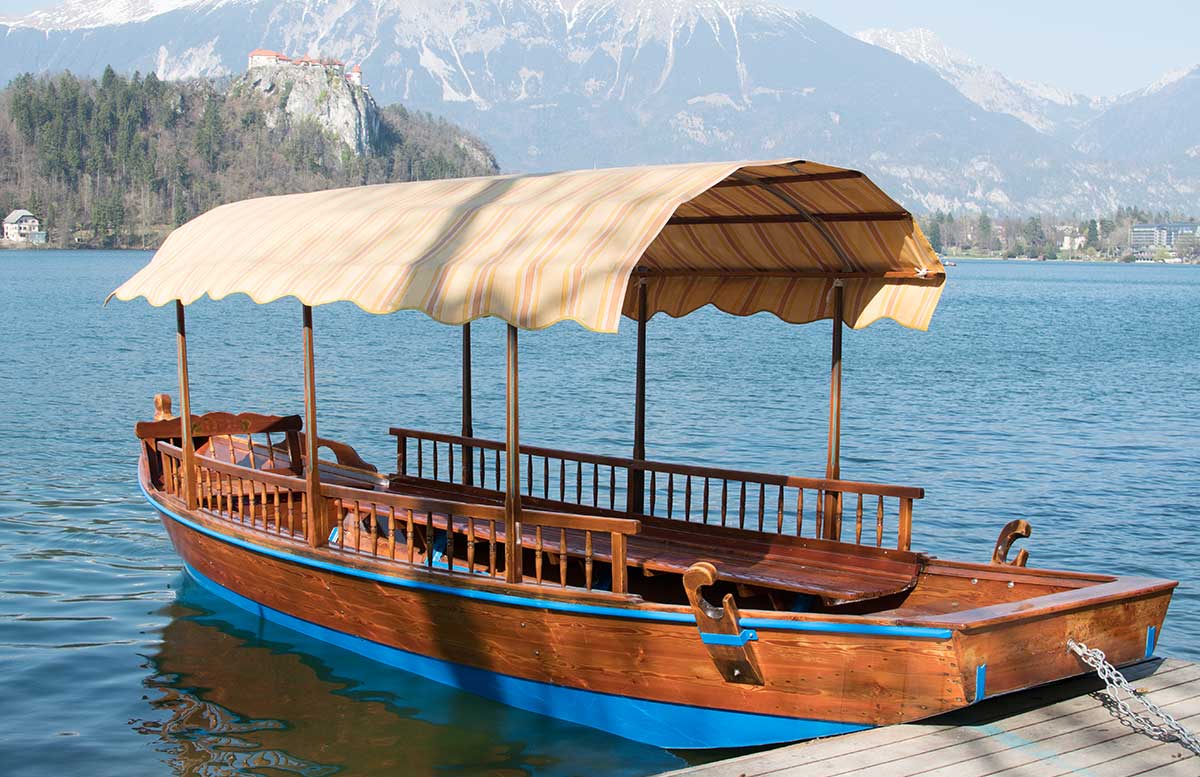 Ausflug-zur-Insel-am-See-in-Bled-pletnas-ruderboote