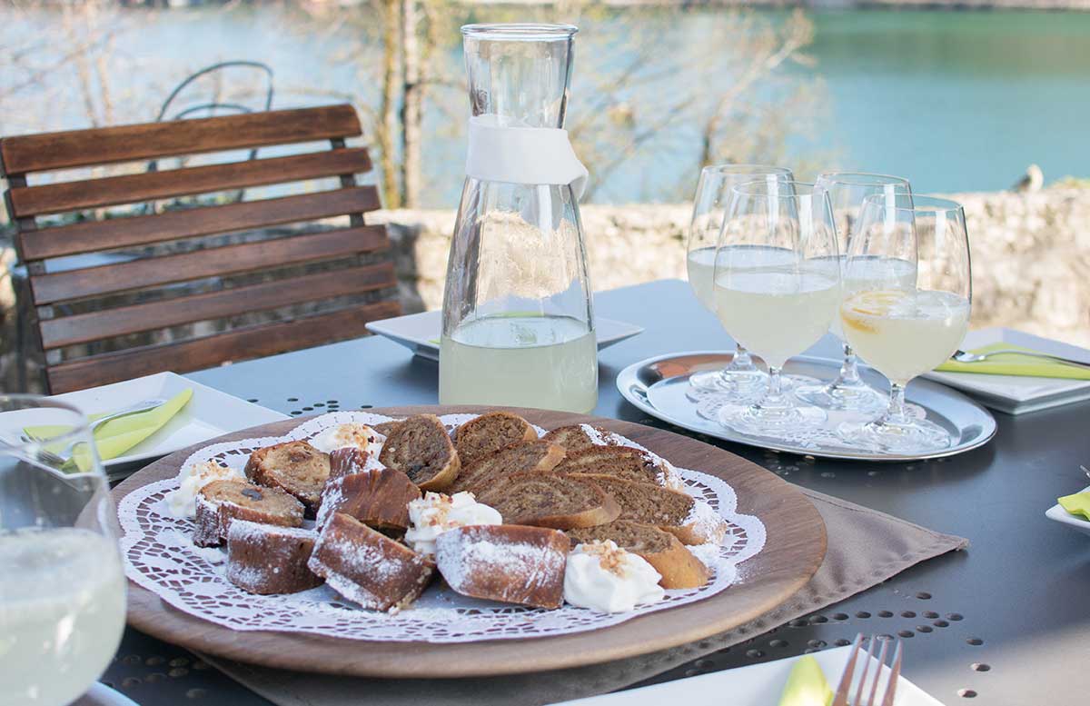 Ausflug-zur-Insel-am-See-in-Bled-potica-strudel-bei-der-kirche