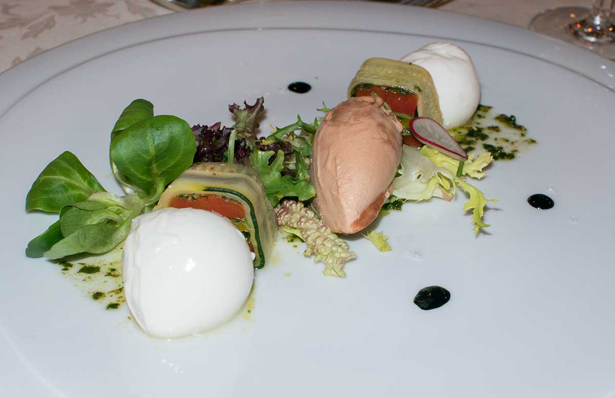 Ausflug-zur-Insel-am-See-in-Bled-terrine-mit-gegrillten-gemüse
