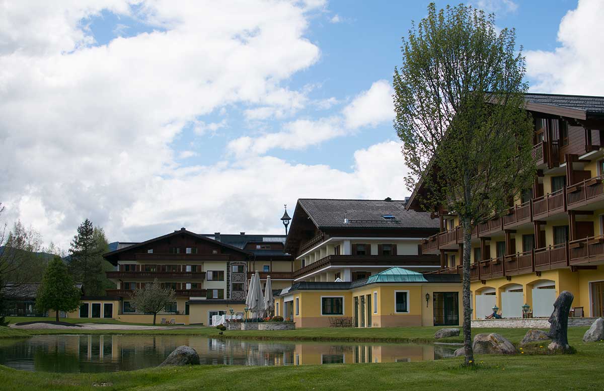 Hotel-Gut-Weissenhof-in-Radstadt-goldteich-vor-dem-hotel