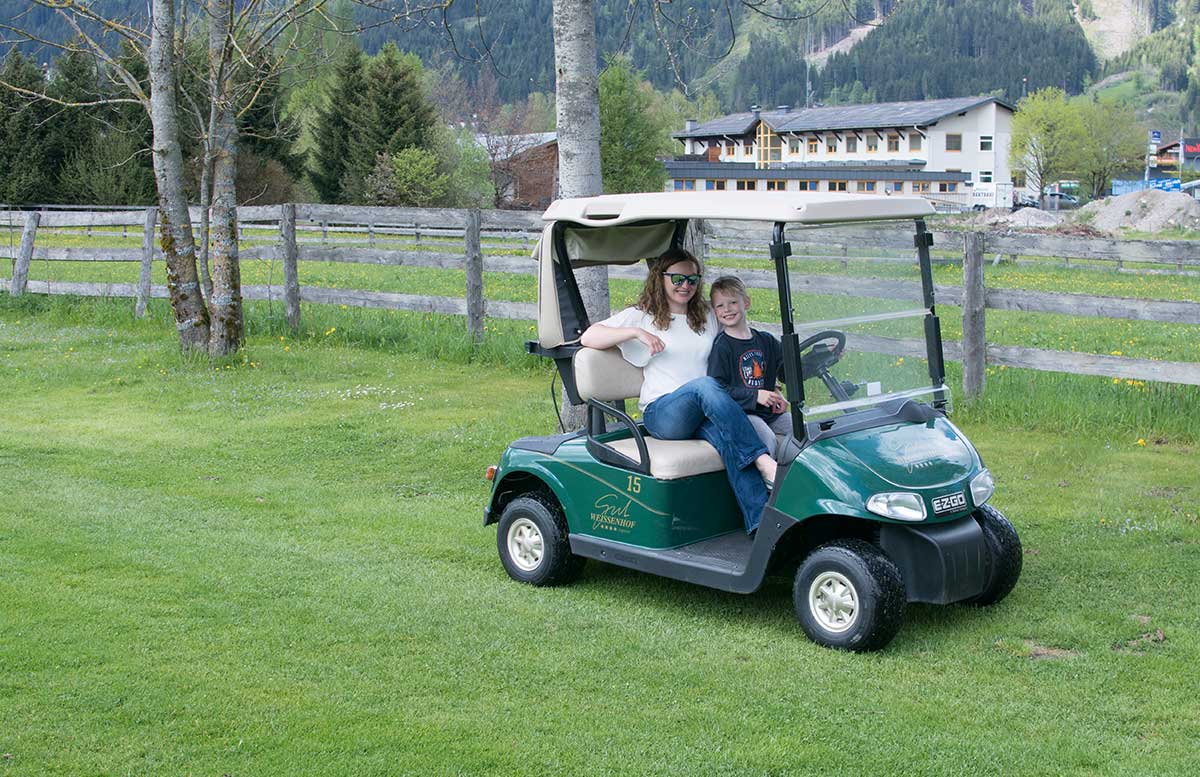 Hotel-Gut-Weissenhof-in-Radstadt-tour-mit-dem-Golfwagen