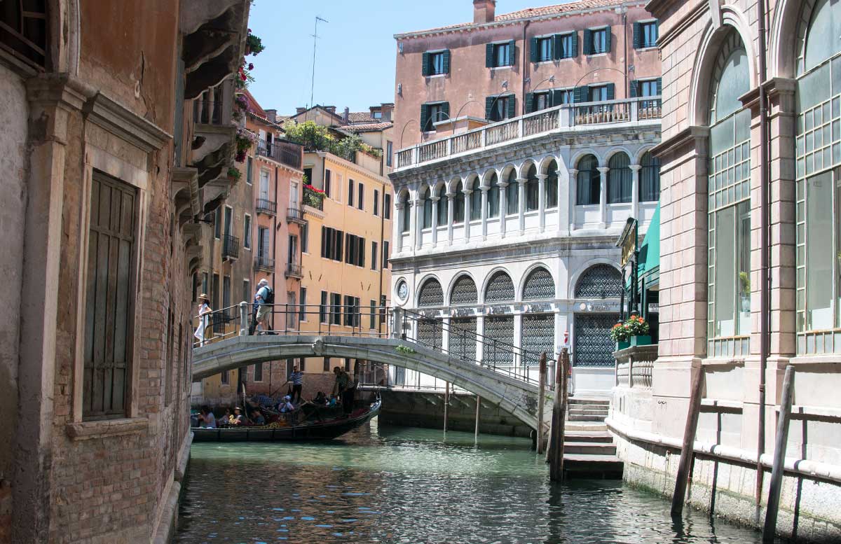 Ausflug-nach-Venedig-und-Cavallino-seitengasse-brücke-in-venedig