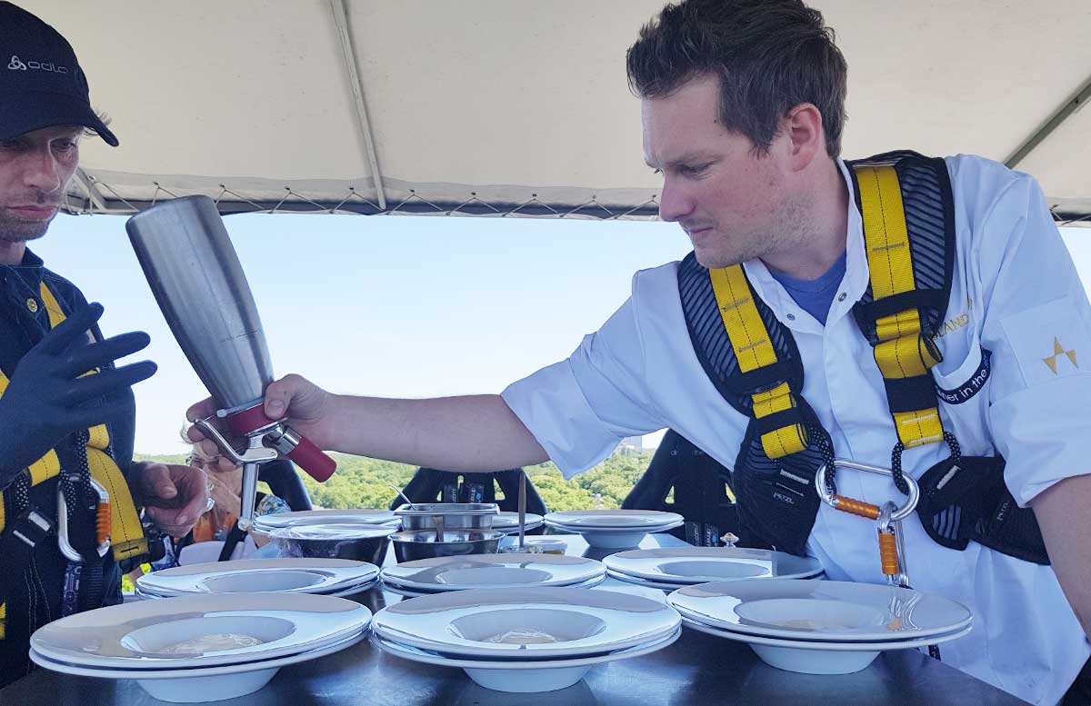 Dinner-in-the-sky-im-Wiener-Prater-vorbereitungen