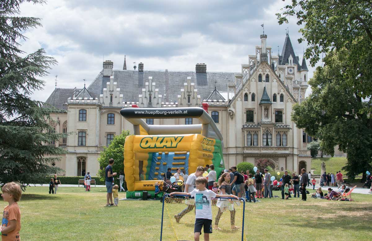 Familientag-in-Grafenegg---Hokuspokus-Musikus-das-schloss