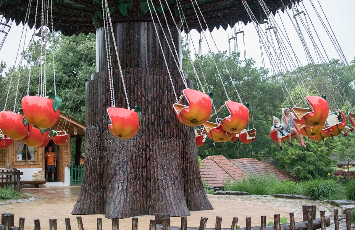 Familypark-in-St.-Margarethen-apfelkarussell