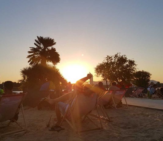 Der Copa Beach – Urlaubsfeeling in Wien Der-Copa-Beach-Urlaubsfeeling-in-Wien-liegestühle-in-der-sonne