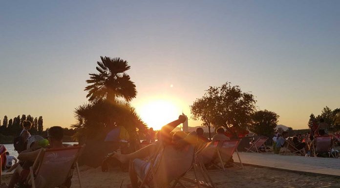 Der Copa Beach – Urlaubsfeeling in Wien Der-Copa-Beach-Urlaubsfeeling-in-Wien-liegestühle-in-der-sonne