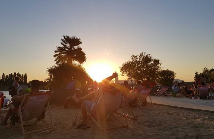 Der Copa Beach – Urlaubsfeeling in Wien Der-Copa-Beach-Urlaubsfeeling-in-Wien-liegestühle-in-der-sonne