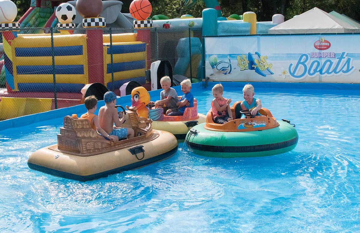 Kindergeburtstag-in-der-Kolariks-Luftburg-Praterfee-bumper-boat-jungs-fun