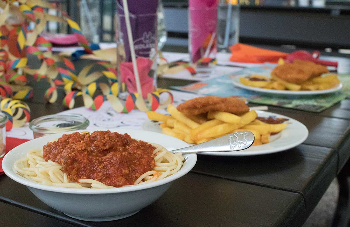 Kindergeburtstag-in-der-Kolariks-Luftburg-Praterfee-spaghetti-bolognese