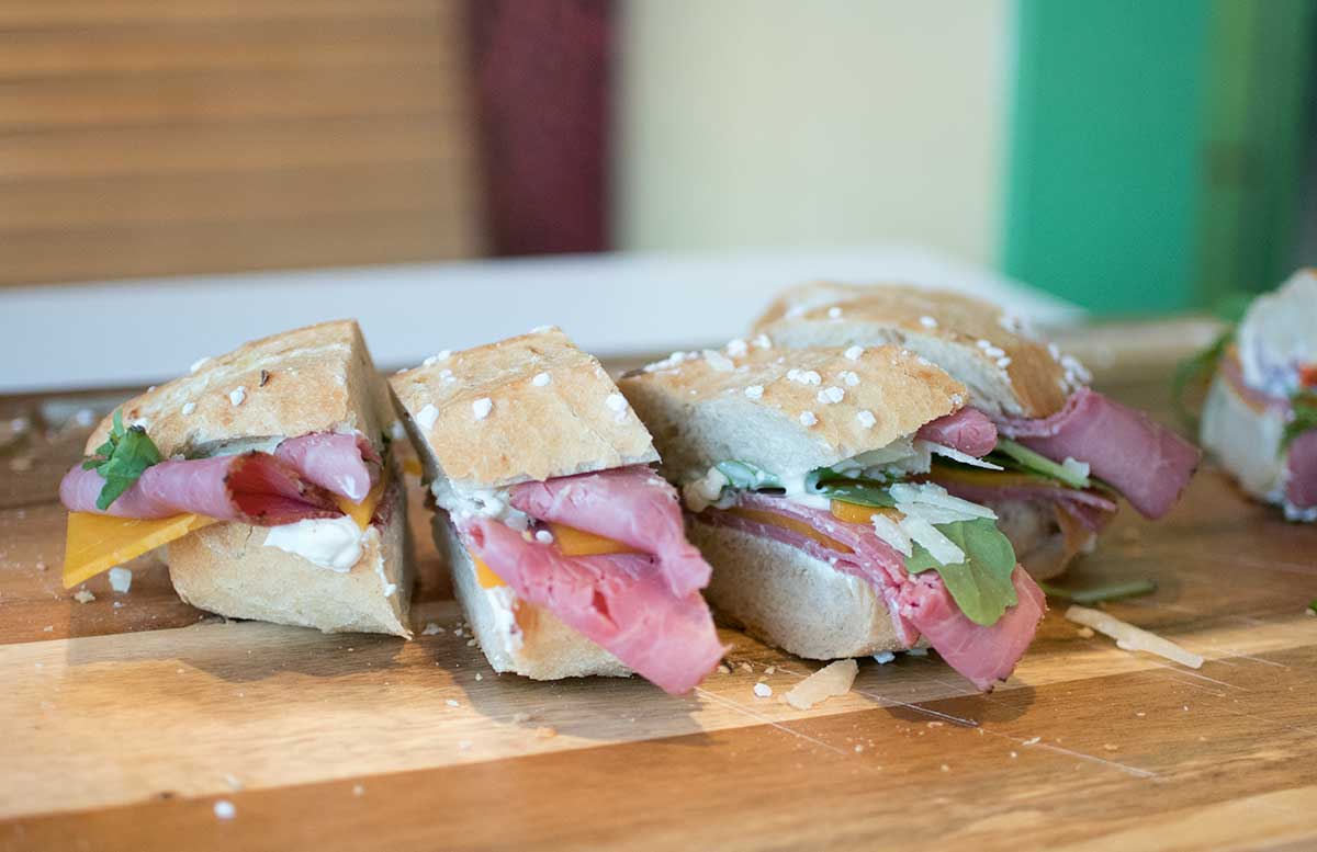 Oliver-Hoffinger-Pastrami-Weckerl-bei-OMV-Tankstellen-leckeres-sandwich