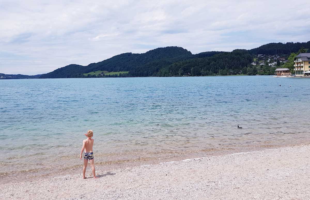 Zillenschifffahrt-am-Fuschlsee-und-das-Schloss-Fuschl-lenny-wirft-stein