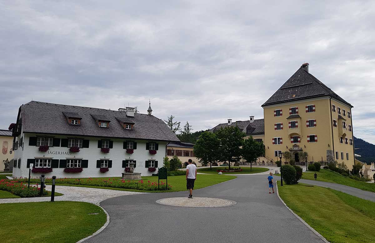  Zillenschifffahrt-am-Fuschlsee-und-das-Schloss-Fuschl-schloss-und-jägerhaus