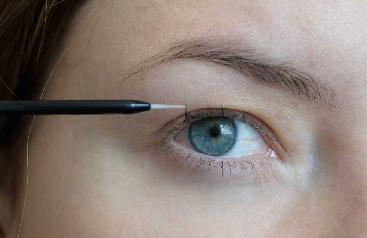 10-Tipps-für-perfekte-Wimpern-und-Augenbrauen-eyelash-serum
