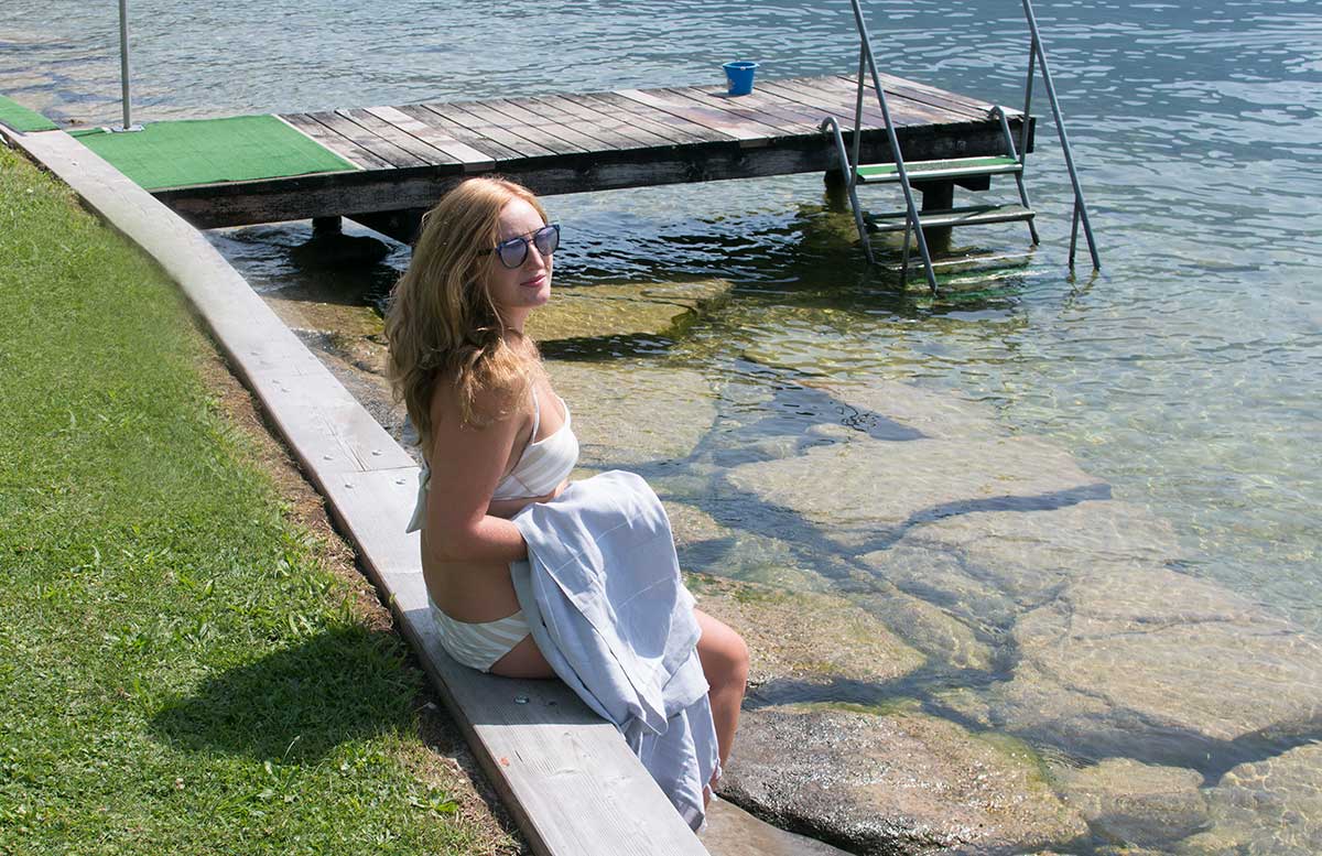 Gewinnspiel-LeStoff-Badetuch-für-den-Strand-vicky-sitzend-mit-tuch