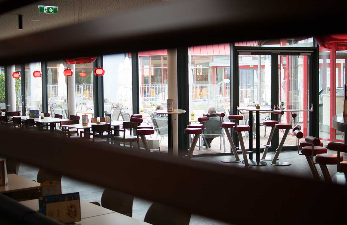 H2O-Hotel-Therme-Resort-und-Ausflug-zur-Pfauenfarm-Lindenhof-bar