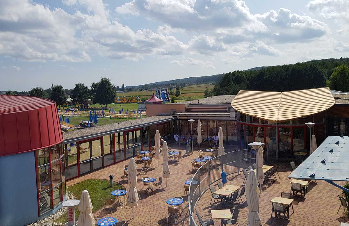 H2O-Hotel-Therme-Resort-und-Ausflug-zur-Pfauenfarm-Lindenhof-gemütlicher-außenbereich