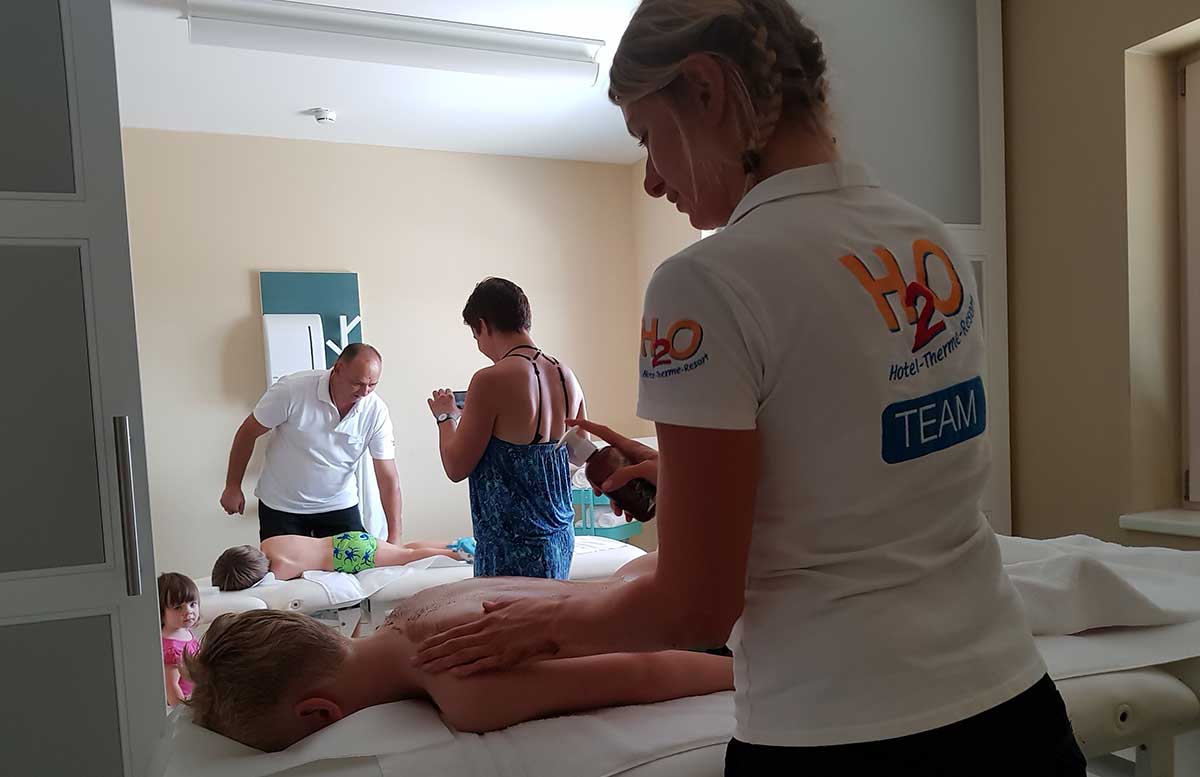 H2O-Hotel-Therme-Resort-und-Ausflug-zur-Pfauenfarm-Lindenhof-kindermassage