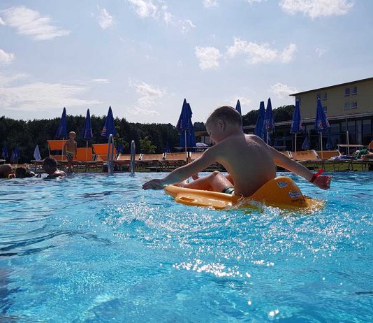 Sommerspaß im H2O Hotel Thermen Resort H2O-Hotel-Therme-Resort-und-Ausflug-zur-Pfauenfarm-Lindenhof-wasserspaß