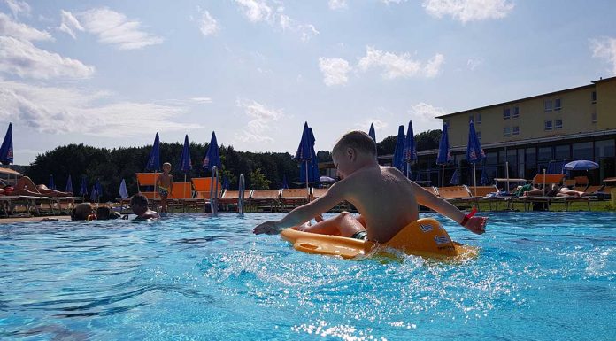 Sommerspaß im H2O Hotel Thermen Resort H2O-Hotel-Therme-Resort-und-Ausflug-zur-Pfauenfarm-Lindenhof-wasserspaß