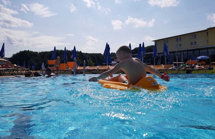 Sommerspaß im H2O Hotel Thermen Resort H2O-Hotel-Therme-Resort-und-Ausflug-zur-Pfauenfarm-Lindenhof-wasserspaß