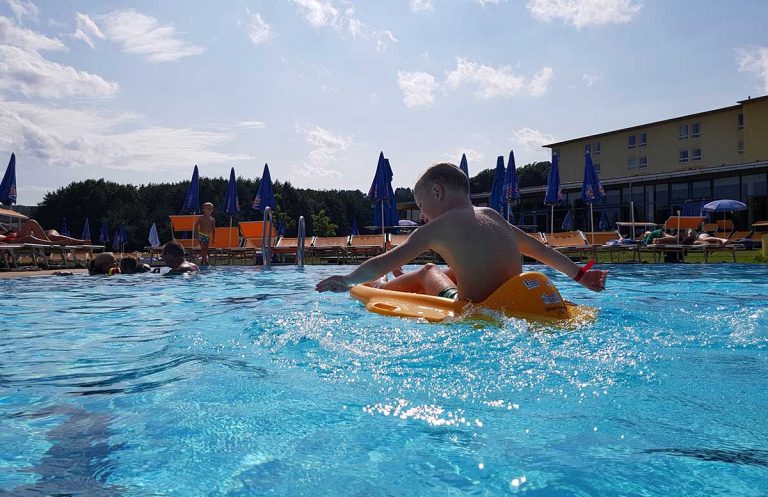 H2O-Hotel-Therme-Resort-und-Ausflug-zur-Pfauenfarm-Lindenhof-wasserspaß