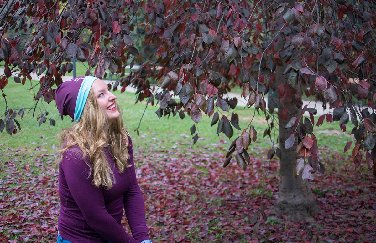 10-Tipps-um-fit-in-den-Herbst-zu-starten-blätter-haufen-werfen