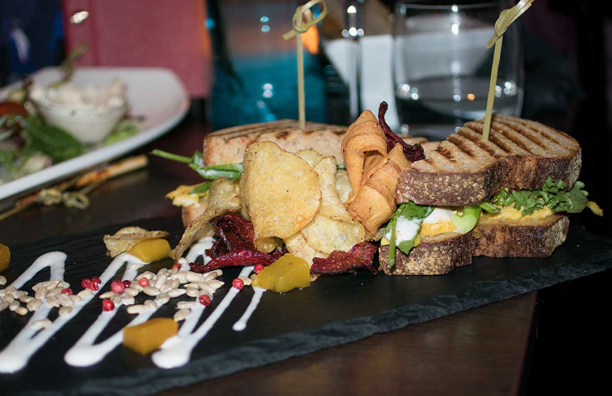 Chamäleon-Theater-Berlin-Parade-Fear-Love-Circus-chicken-sandwich