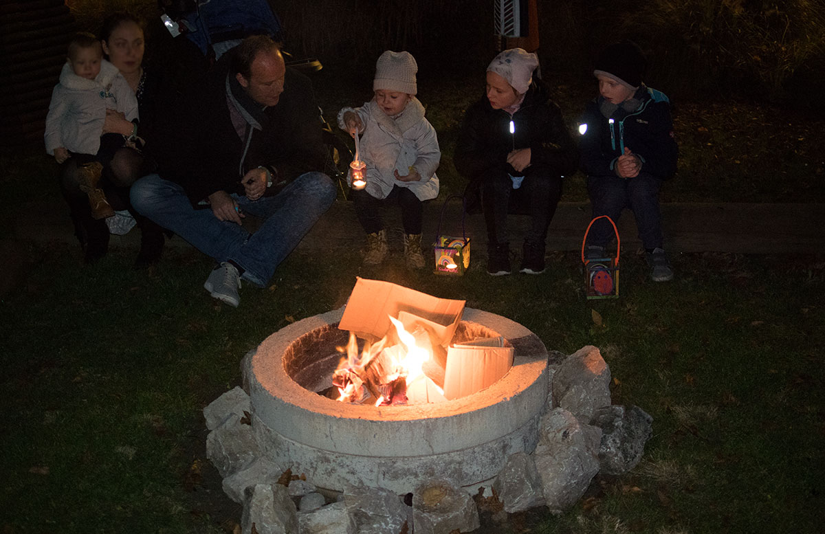 SEMI-Baby--und-Kinderhotel-in-Lutzmannburg-lagerfeuer-beim-hotel-laternenwanderung
