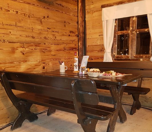 Die Kolariks Almhütte mit Eisstockbahn am Wiener Eistraum Die-Kolariks-Almhütte-mit-Eisstockbahn-am-Wiener-Eistraum-hütte