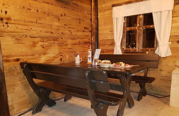 Die Kolariks Almhütte mit Eisstockbahn am Wiener Eistraum Die-Kolariks-Almhütte-mit-Eisstockbahn-am-Wiener-Eistraum-hütte